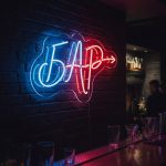 Неоновая вывеска «Бар»