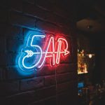 Неоновая вывеска «Бар» в синих и красных оттенках