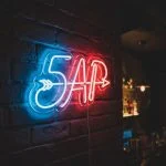 Неоновая вывеска «Бар» в синих и красных оттенках