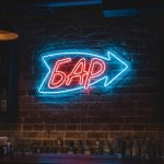 Неоновая вывеска «Бар» со стрелкой — синий и красный LED-неон