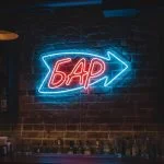 Неоновая вывеска «Бар» со стрелкой — синий и красный LED-неон