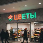 Интерьерная вывеска «Цветы» в ТЦ с контражурной подсветкой