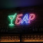 Неоновая вывеска «Бар с бокалом» — LED неон зелёный, красный и синий
