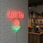 Неоновая вывеска «Цветы с розой» — лаконичный акцент для стильного магазина