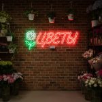 Неоновая вывеска «Цветы с тюльпаном» — элегантный акцент для цветочного магазина