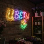 Неоновая вывеска «Цветы с ромашкой» — яркое оформление с настроением