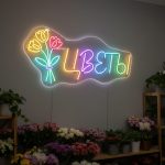Неоновая вывеска «Цветы с букетом тюльпанов» — эффектное оформление для витрины и интерьера