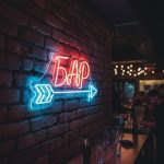 Неоновая вывеска «Бар» со стрелкой вправо — LED неон синий и красный