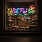 Неоновая вывеска «Цветы с цветком и дугой» — яркое украшение витрины цветочного магазина