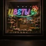 Неоновая вывеска «Цветы с цветком и дугой» — яркое украшение витрины цветочного магазина