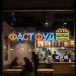 Неоновая вывеска «Фастфуд с бургером» синяя с жёлтым акцентом