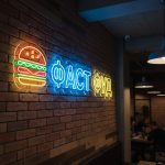 Неоновая вывеска «Фастфуд с бургером» разноцветного свечения