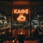 Неоновая вывеска «Кафе с чашкой»
