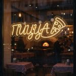Неоновая вывеска «Пицца с кусочком» жёлтая
