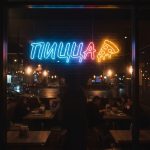 Неоновая вывеска «Пицца с кусочком» синяя с жёлтым акцентом