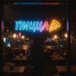 Неоновая вывеска «Пицца с кусочком» синяя с жёлтым акцентом