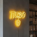 Неоновая вывеска «Пиво с шишкой хмеля» жёлтая