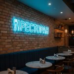 Неоновая вывеска «Ресторан с приборами» голубая