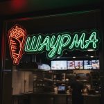 Неоновая вывеска «ШАУРМА» с красно-зелёной подсветкой для фастфуда