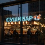 Неоновая вывеска «Суши бар с суши» голубая с оранжевым элементом