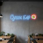 Неоновая вывеска «Суши бар с роллом» голубая с красным акцентом