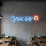 Неоновая вывеска «Суши бар с роллом» голубая с красным акцентом