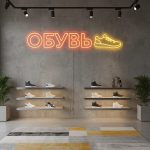 Неоновая вывеска «ОБУВЬ» с жёлто-красной подсветкой и контуром кроссовка