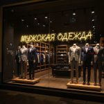 Неоновая вывеска «МУЖСКАЯ ОДЕЖДА» — элегантный LED-неон для витрины магазина