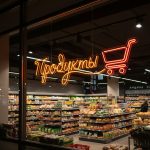 Неоновая вывеска «Продукты» с тележкой — оранжево-красный LED-неон для магазинов и супермаркетов