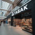 Интерьерная вывеска для табачного магазина в ТЦ с контражурной подсветкой