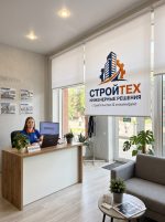 Рулонная штора с логотипом компании на заказ