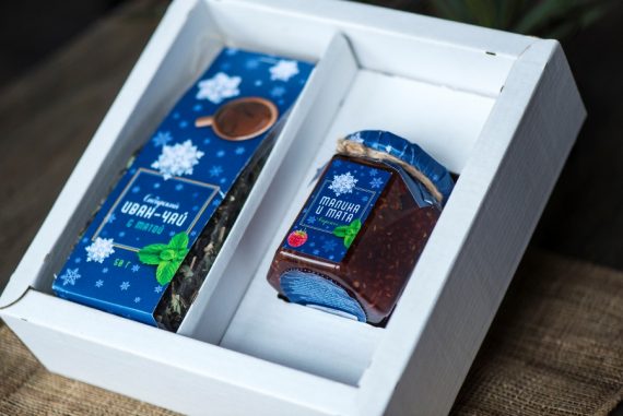 варенье малиновое и иван-чай с мятой в подарочной упаковке